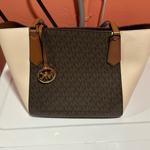 Michael Kors Kimberly  large brown acorn signature logo tote. Mint condition. - Picture 2 of 9